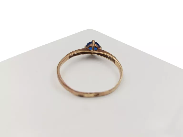 ZŁOTY PIERŚCIONEK SYNT. SZAFIR Z CYRKONIAMI PR. 333 W: 1,08 G ROZM. 18