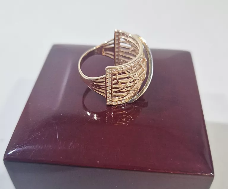 OLŚNIEWAJĄCY ZŁOTY PIERŚCIONEK Z OCZKAMI 4,83G R.19