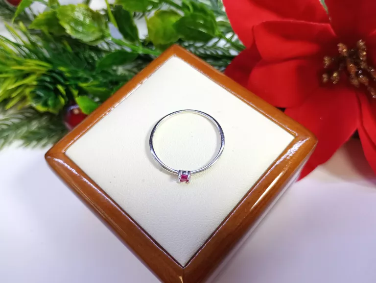 PIĘKNY SREBRNY PIERŚCIONEK 0,79 G 925