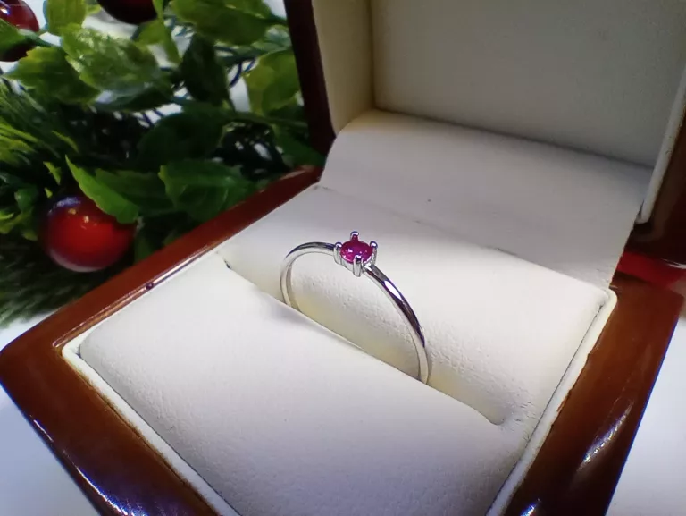 PIĘKNY SREBRNY PIERŚCIONEK 0,79 G 925