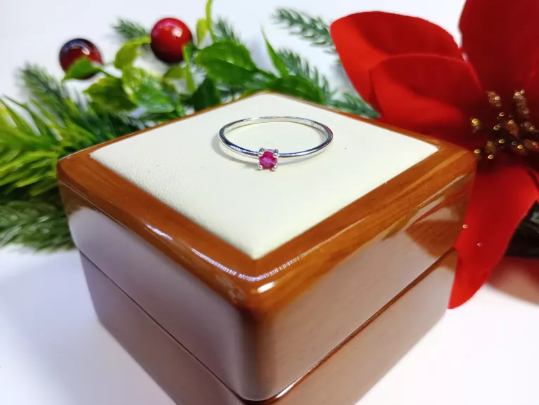 PIĘKNY SREBRNY PIERŚCIONEK 0,79 G 925