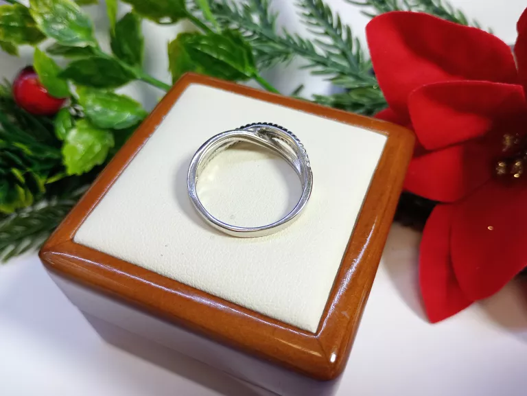 PIĘKNY SREBRNY  PIERŚCIONEK  3,27 G 925
