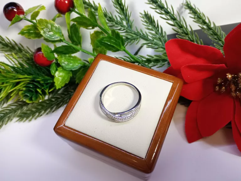 PIĘKNY SREBRNY  PIERŚCIONEK  3,27 G 925