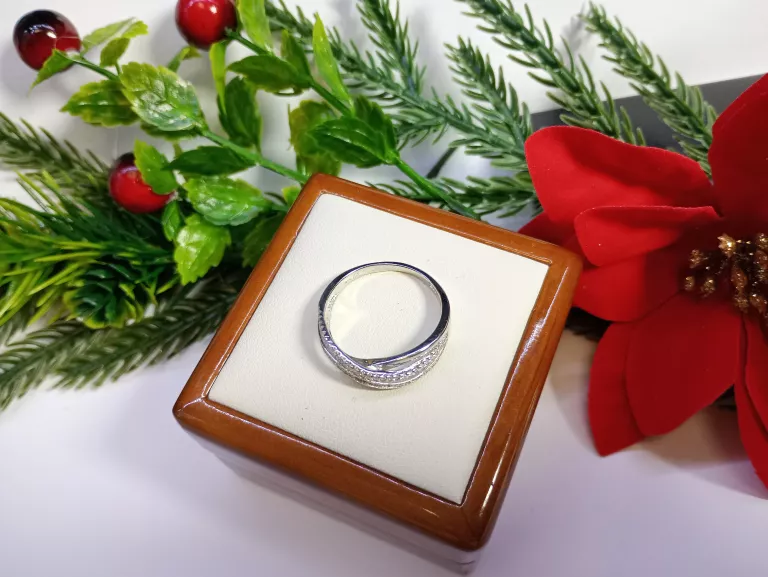 PIĘKNY SREBRNY  PIERŚCIONEK  3,27 G 925