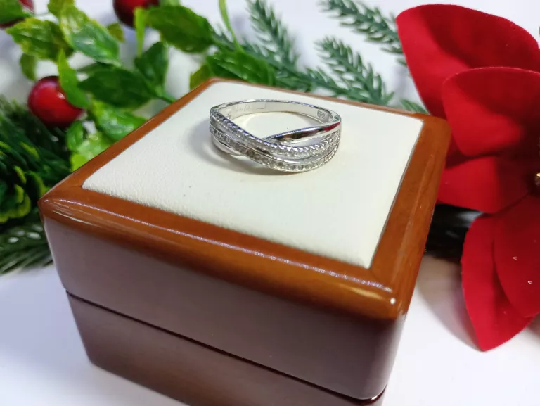 PIĘKNY SREBRNY  PIERŚCIONEK  3,27 G 925