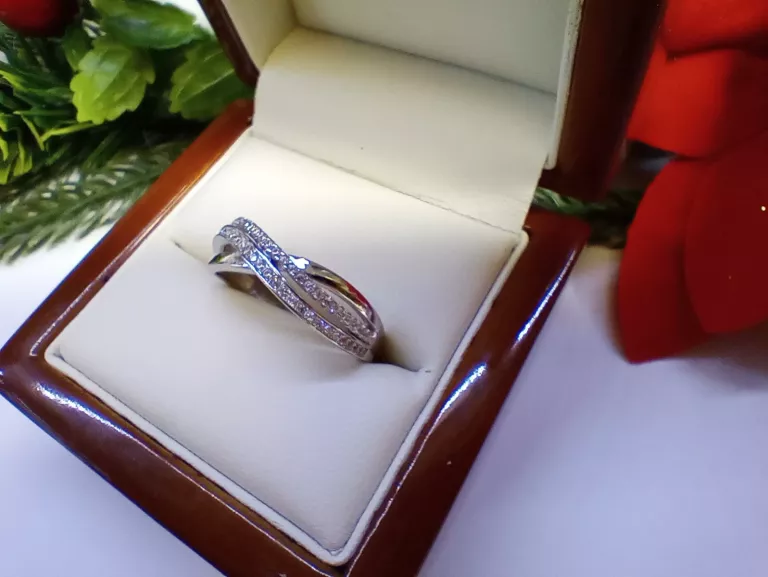 PIĘKNY SREBRNY  PIERŚCIONEK  3,27 G 925