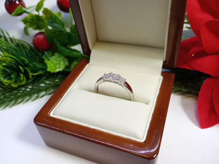 PIĘKNY SREBRNY  PIERŚCIONEK  2,20 G 925