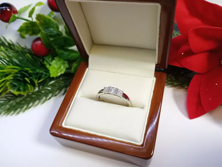 PIĘKNY SREBRNY  PIERŚCIONEK  2,20 G 925