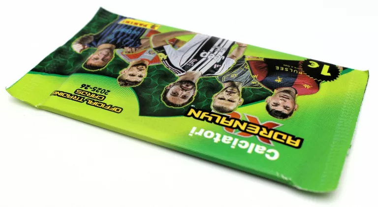 karty-calciatori-adrenalyn-xl-202526-saszetka-po-6-kart-dlugosc-1200