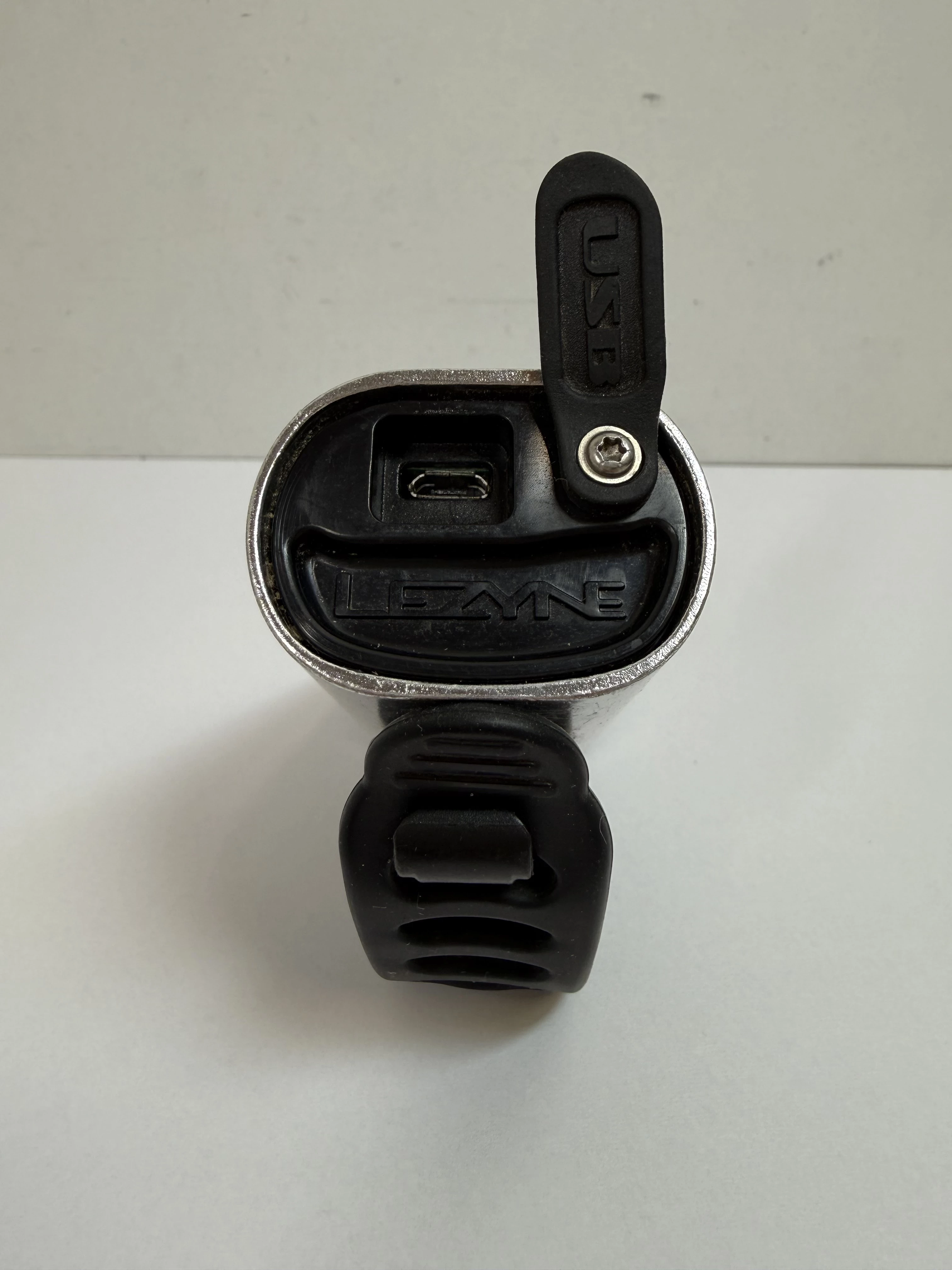 lampka-rowerowa-lezyne-40-model-hecto-drive-stvzo-40