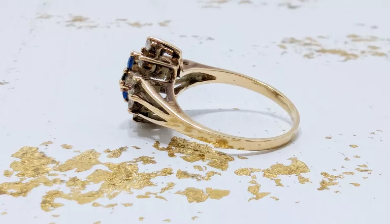 PIERŚCIONEK W TYPIE ROZETY 585 2,67G R12