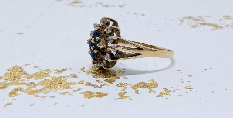 PIERŚCIONEK W TYPIE ROZETY 585 2,67G R12