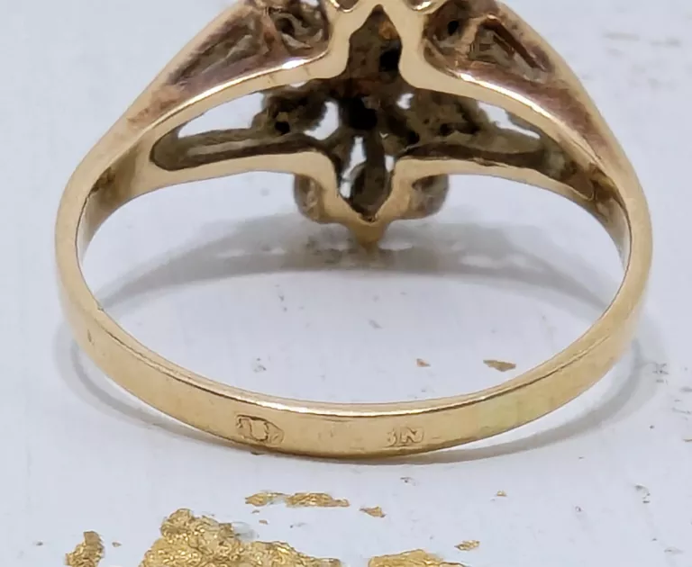 PIERŚCIONEK W TYPIE ROZETY 585 2,67G R12