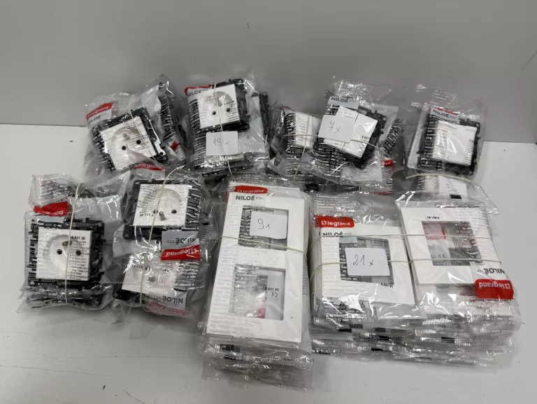 ZESTAW GNIAZDEK /RAMEK/ WŁĄCZNIKÓW