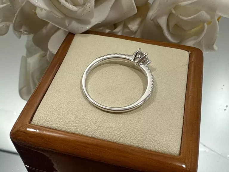 PIĘKNY SREBRNY  PIERŚCIONEK 1,85 G 925