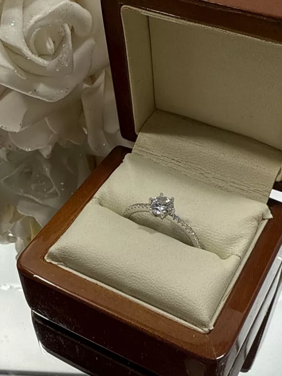 PIĘKNY SREBRNY  PIERŚCIONEK 1,85 G 925