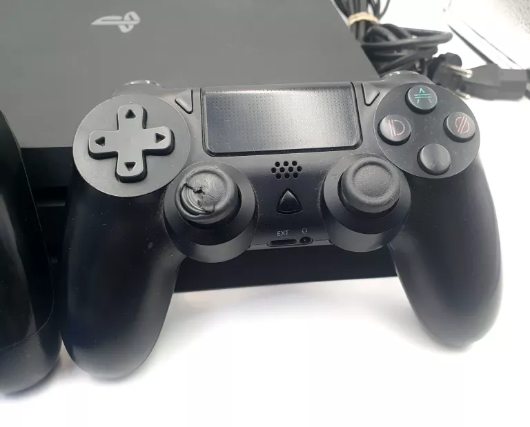 KONSOLA PLAYSTATION 4 PRO+ 2 PADY+ 2 GRY