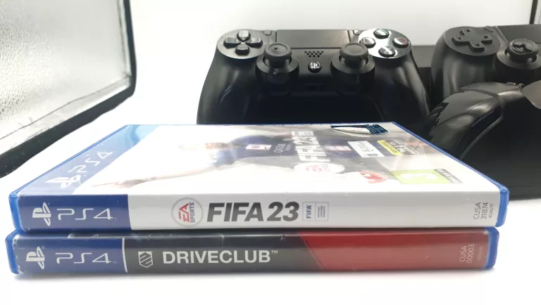 KONSOLA PLAYSTATION 4 PRO+ 2 PADY+ 2 GRY