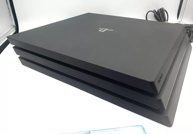 KONSOLA PLAYSTATION 4 PRO+ 2 PADY+ 2 GRY
