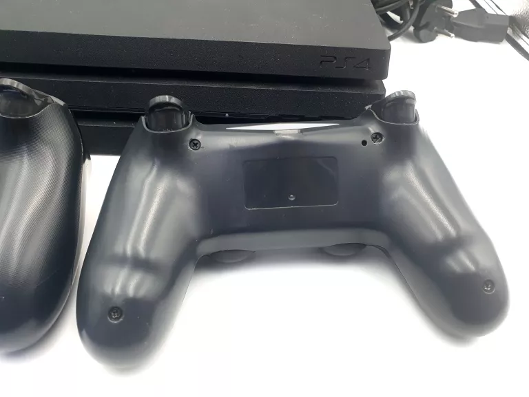 KONSOLA PLAYSTATION 4 PRO+ 2 PADY+ 2 GRY