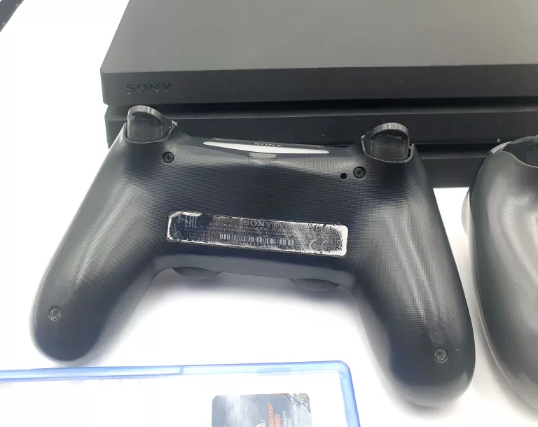 KONSOLA PLAYSTATION 4 PRO+ 2 PADY+ 2 GRY