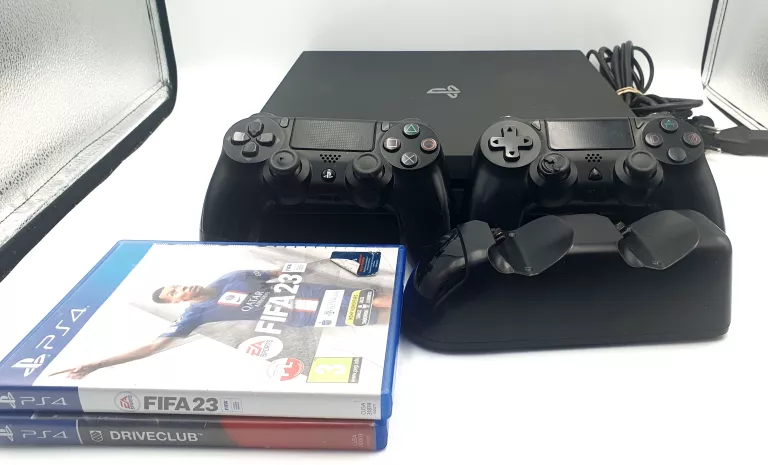 KONSOLA PLAYSTATION 4 PRO+ 2 PADY+ 2 GRY
