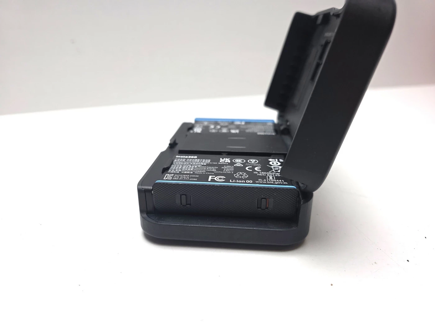 insta360-ladowarka-przenosna-portable-charging-case-stan-11323-2