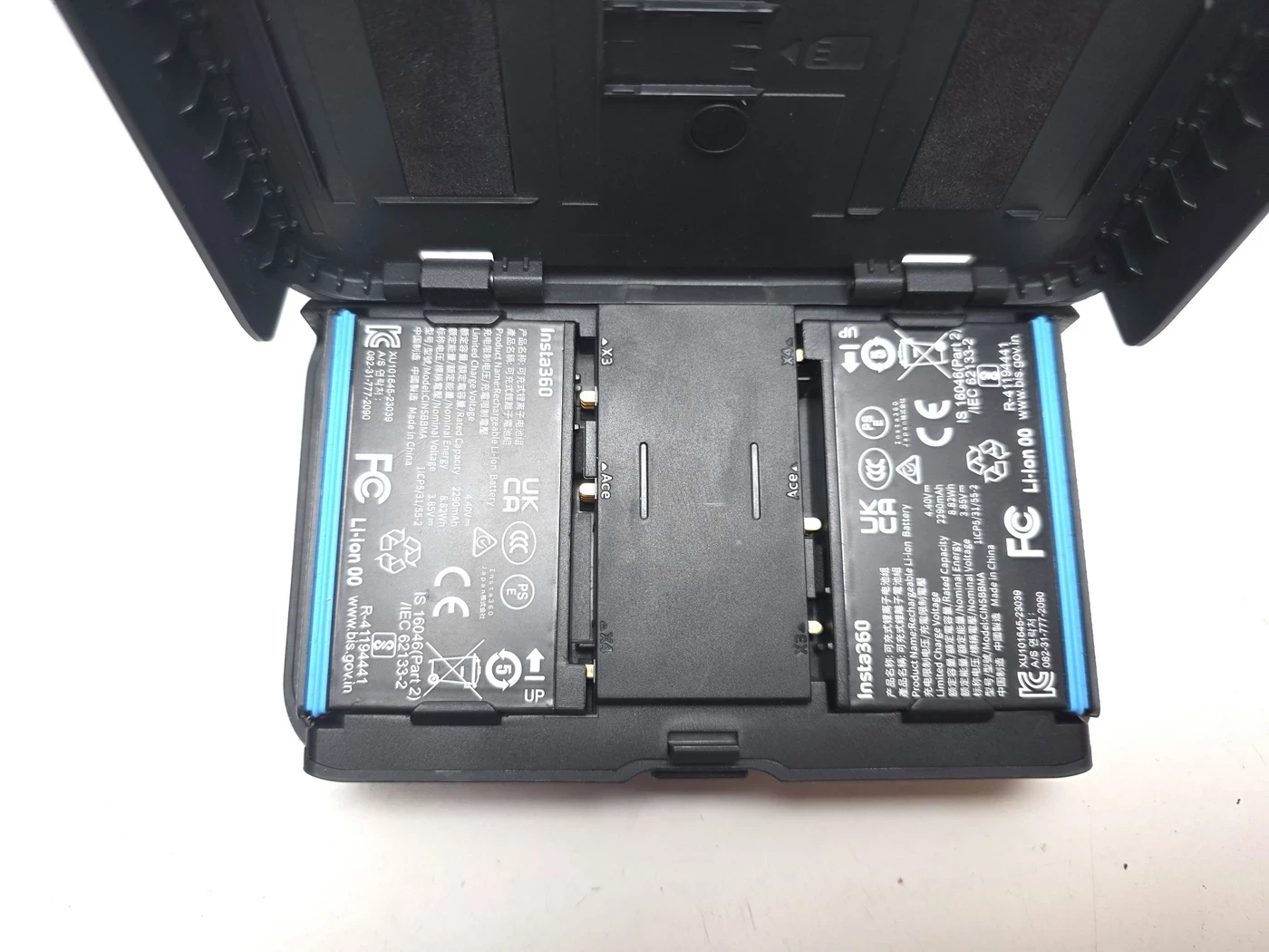 insta360-ladowarka-przenosna-portable-charging-case-kod-producenta-cinscave