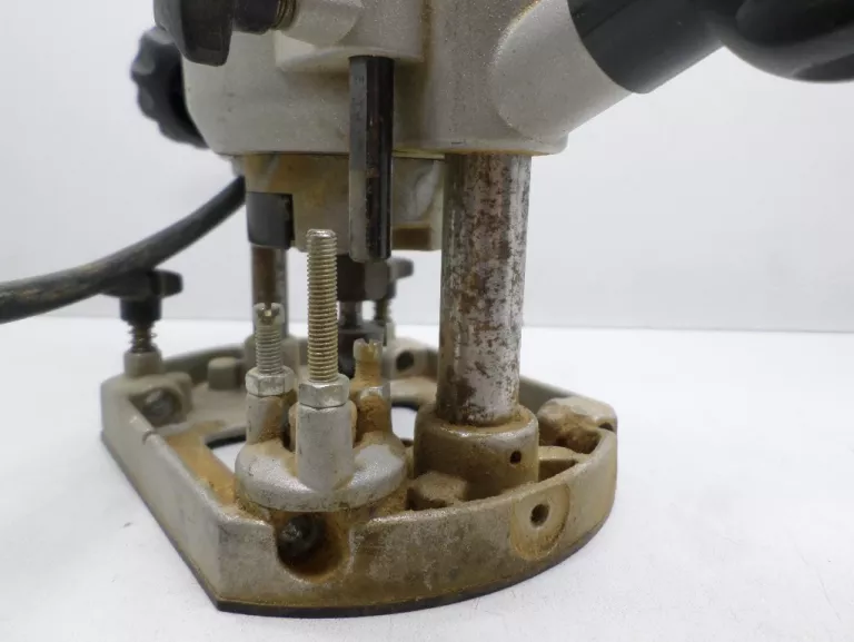 FREZARKA DEWALT DW 613