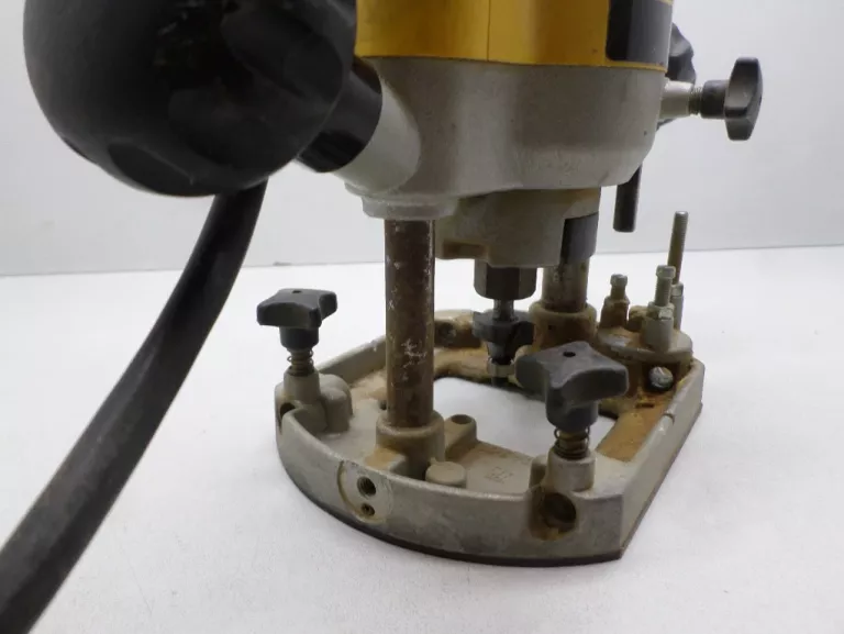 FREZARKA DEWALT DW 613