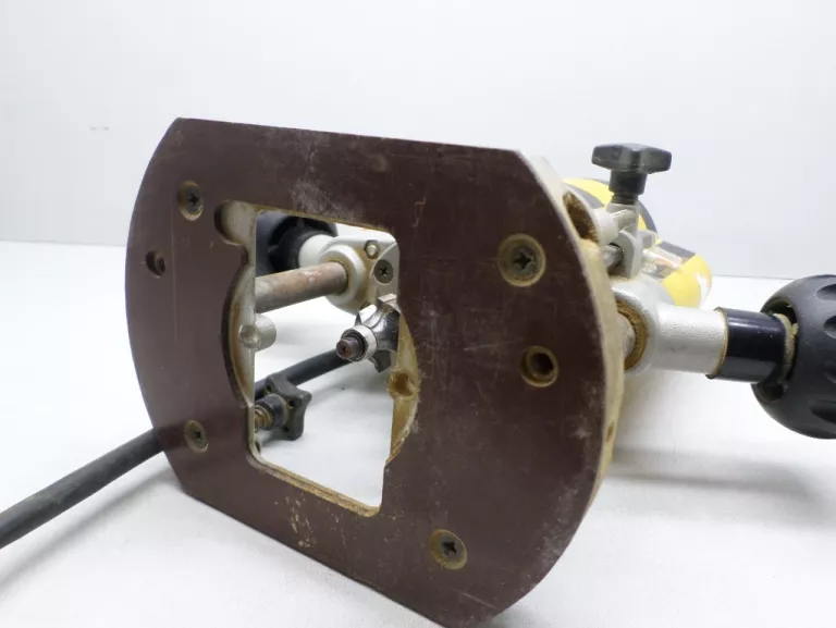 FREZARKA DEWALT DW 613