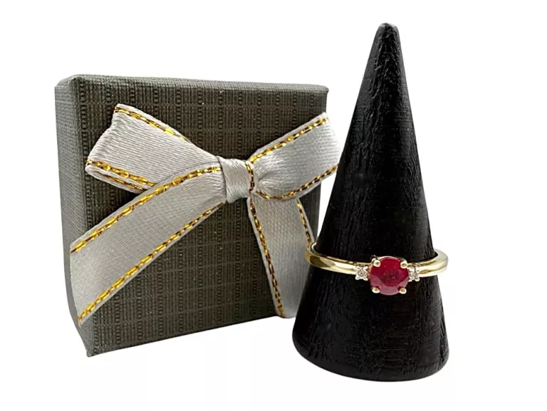 ZŁOTY PIERŚCIONEK Z RUBINEM W 1,99 G PR 585 ROZM. 19 + CERTYFIKAT