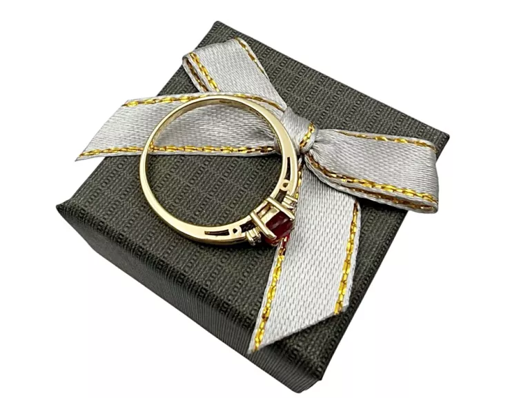 ZŁOTY PIERŚCIONEK Z RUBINEM W 1,99 G PR 585 ROZM. 19 + CERTYFIKAT