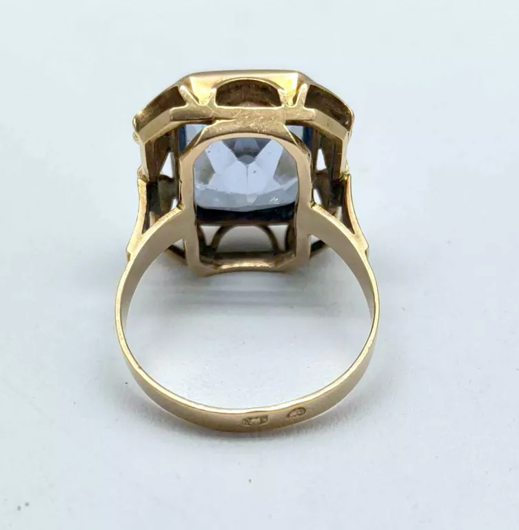 ZŁOTY PIERŚCIONEK Z BŁĘKNITNYM SZKIEŁKIEM 585 W: 7,07G R. 18