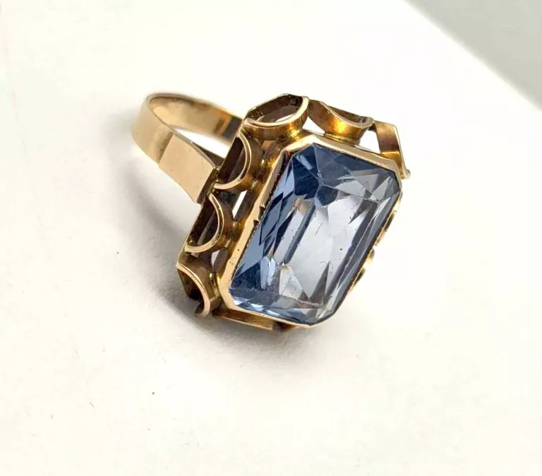 ZŁOTY PIERŚCIONEK Z BŁĘKNITNYM SZKIEŁKIEM 585 W: 7,07G R. 18