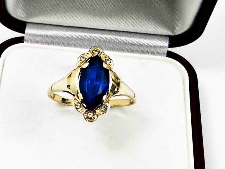 PIERŚCIONEK P585 NIEBIESKI KAMIEŃ I CYRKONIE, ROZMIAR: 19, WAGA: 2,61