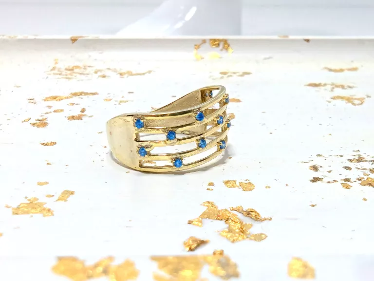 SREBRNY PIERŚCIONEK SZEROKI NIEBIESKIE KAMIENIE POZŁACANY 2,00G PR925 R18