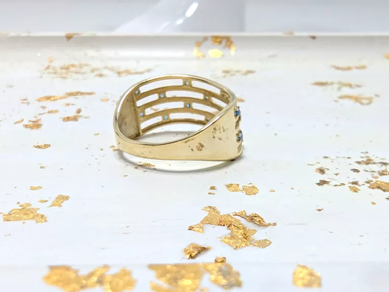 SREBRNY PIERŚCIONEK SZEROKI NIEBIESKIE KAMIENIE POZŁACANY 2,00G PR925 R18