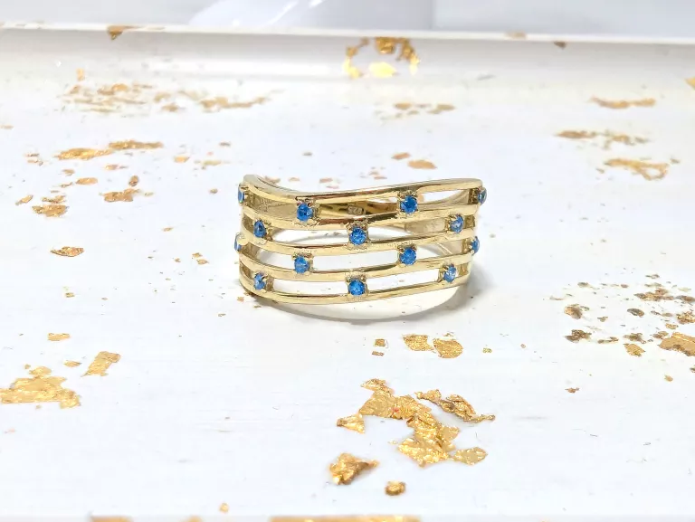 SREBRNY PIERŚCIONEK SZEROKI NIEBIESKIE KAMIENIE POZŁACANY 2,00G PR925 R18