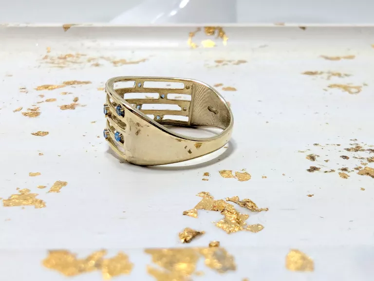 SREBRNY PIERŚCIONEK SZEROKI NIEBIESKIE KAMIENIE POZŁACANY 2,00G PR925 R18