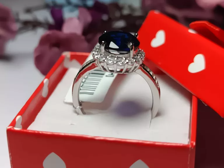 PIEKNY SREBRNY PIERŚCIONEK Z GRANATOWYM KAMIENIEM PR.925 R: 18