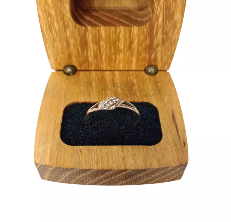 ŁADNY ZŁOTY PIERŚCIONEK Z CYRKONIAMI 0,87G 585