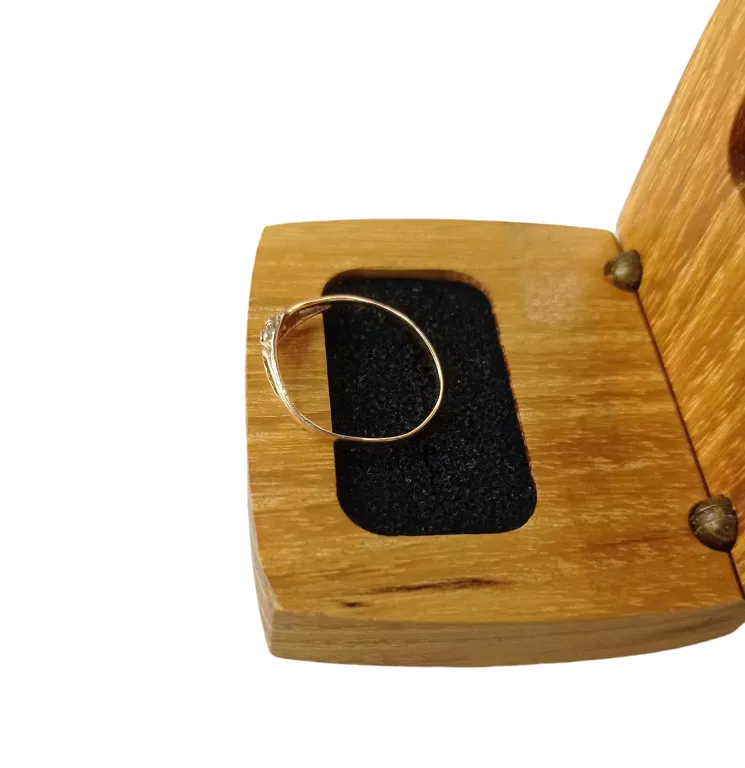 ŁADNY ZŁOTY PIERŚCIONEK Z CYRKONIAMI 0,87G 585