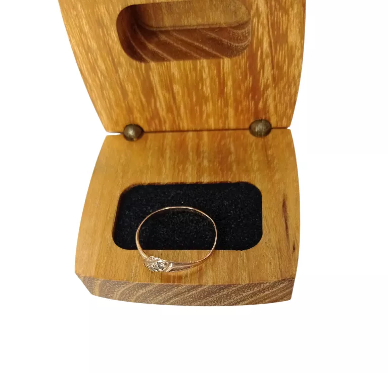 ŁADNY ZŁOTY PIERŚCIONEK Z CYRKONIAMI 0,87G 585