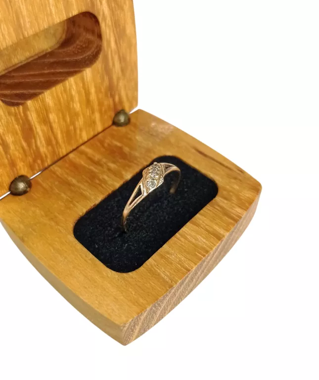 ŁADNY ZŁOTY PIERŚCIONEK Z CYRKONIAMI 0,87G 585