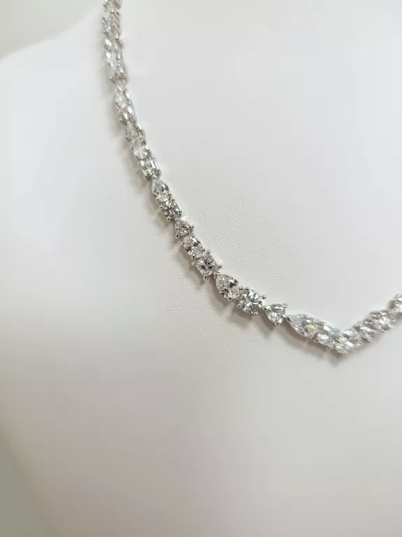 NASZYJNIK MESMERA SZLIFY RÓŻNORODNE, BIAŁY, POWŁOKA Z RODU SWAROVSKI