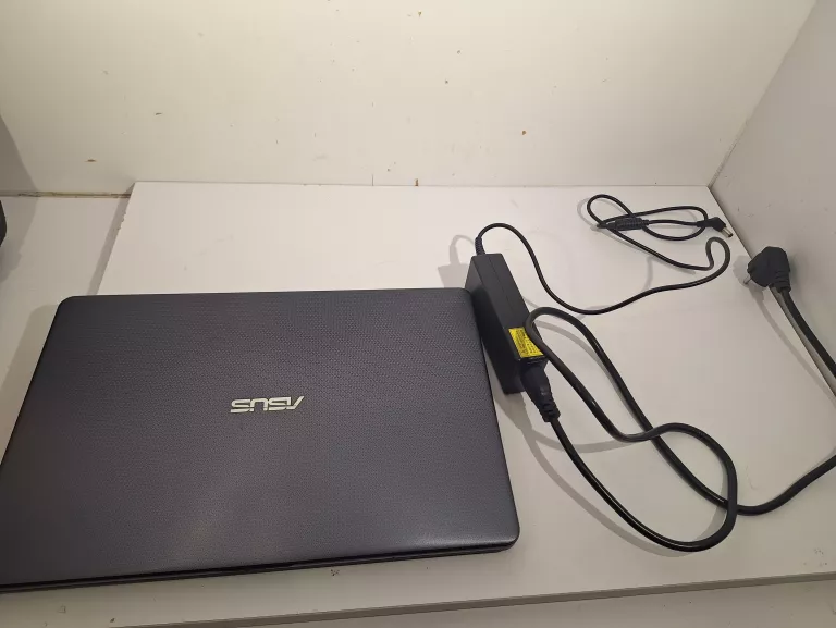 LAPTOP ASUS VIVOBOOK 8265NGW A9-9420 RADEON 500MB R5/224GB / 8GB RAM WIN11