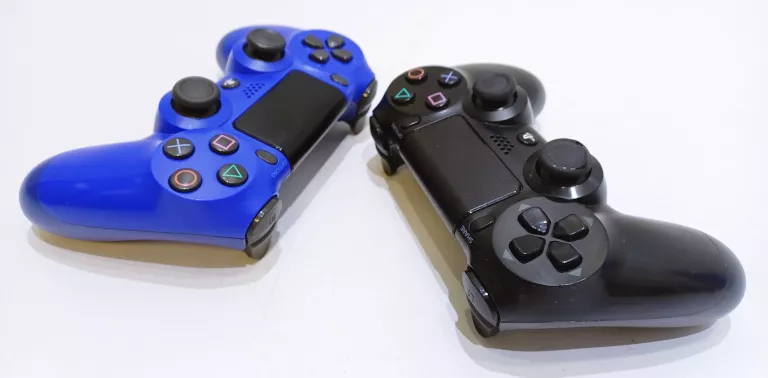 DWA PADY DO PS4 DUALSHOCK - NIEBIESKI I CZARNY PAD