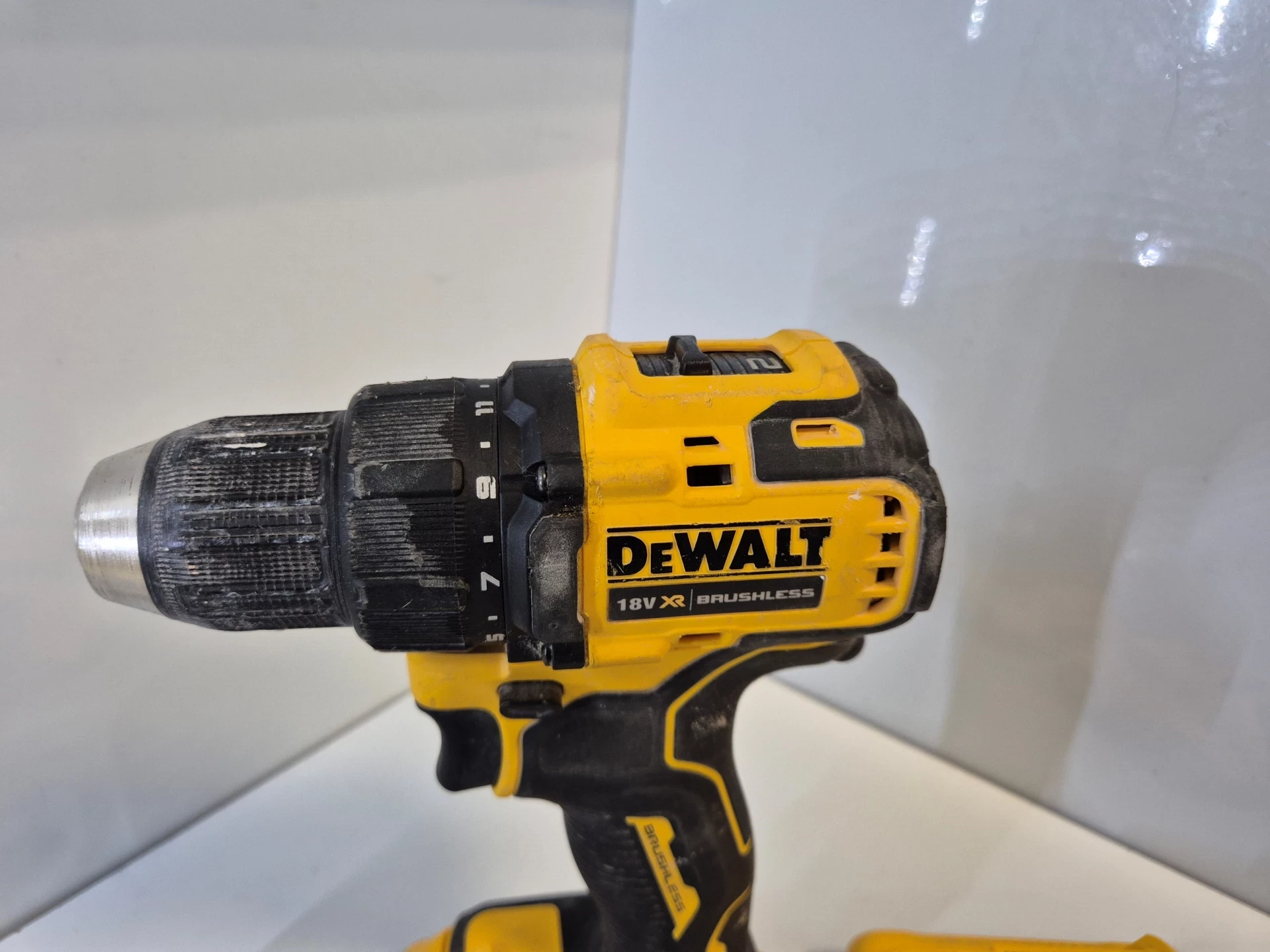 dewalt-wiertarko-wkretarka-2x2ah-ladowarka-skrzynia-dcd708-rodzaj-silnika-204657-221325