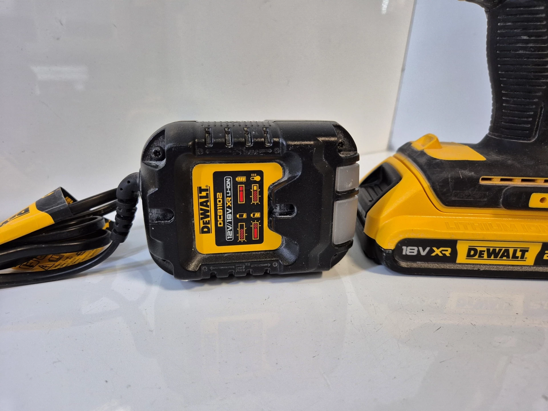 dewalt-wiertarko-wkretarka-2x2ah-ladowarka-skrzynia-dcd708-napiecie-v-128551-6